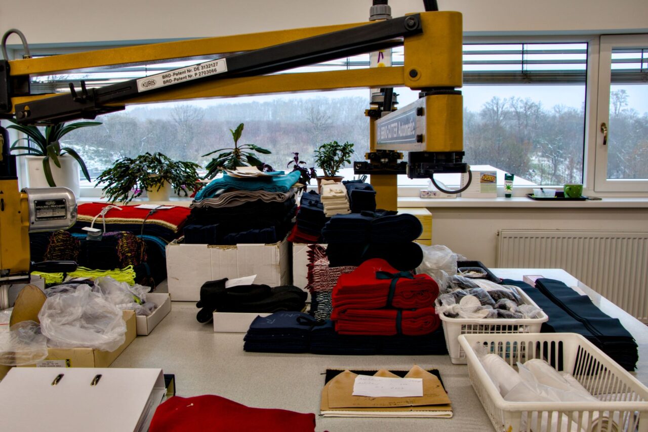 Nedávno si Pertlovi pořídili nejnovější cutter, který dokáže efektivně úplety nařezat bez zbytečného odpadu. Foto: Karolína Chlumecká, Ekonews