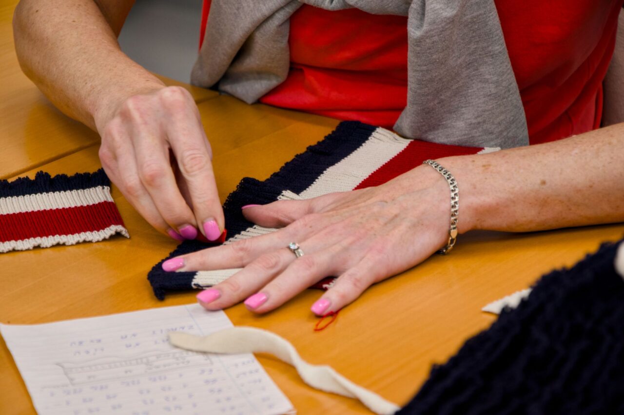 Oblečení projde rukama mnoha švadlen, část práce je stále ruční. Foto: Karolína Chlumecká, Ekonews