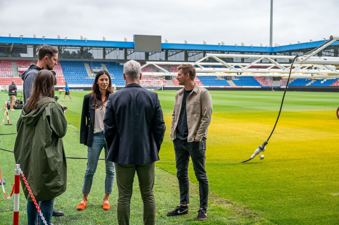 Ředitelka Nadace Tipsport Lucia Štefánková v Plzni s kolegy a zástupci FC Viktoria Plzeň. Foto: poskytnuto Nadací Tipsport