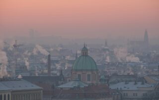 Čistota vzduchu v Praze se za poslední desítky let významně zlepšila. Na menším výskytu smogu mají podíl i teplejší zimy. Ilustrační foto: Sarah Sheedy, Unsplash
