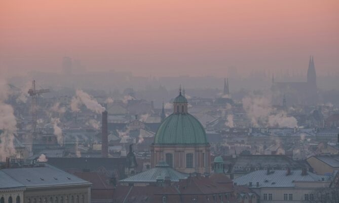 Čistota vzduchu v Praze se za poslední desítky let významně zlepšila. Na menším výskytu smogu mají podíl i teplejší zimy. Ilustrační foto: Sarah Sheedy, Unsplash