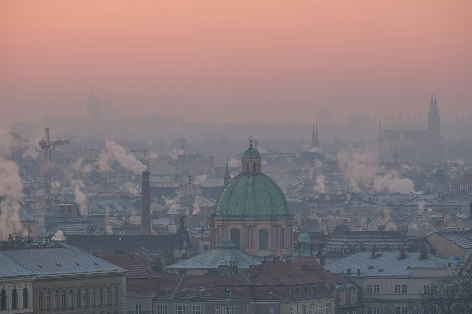 Čistota vzduchu v Praze se za poslední desítky let významně zlepšila. Na menším výskytu smogu mají podíl i teplejší zimy. Ilustrační foto: Sarah Sheedy, Unsplash