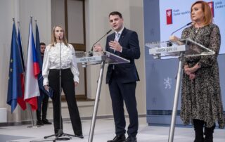 Ministryně financí Alena Schillerová a ministr zahraničí a dočasný ministr životního prostředí Petr Macinka na tiskové konferenci po schůzi vlády, 22. prosince 2025, kde se řešilo i rušení pracovních míst na úřadech. Foto: ČTK / Šimánek Vít