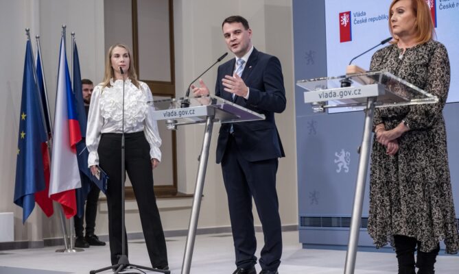 Ministryně financí Alena Schillerová a ministr zahraničí a dočasný ministr životního prostředí Petr Macinka na tiskové konferenci po schůzi vlády, 22. prosince 2025, kde se řešilo i rušení pracovních míst na úřadech. Foto: ČTK / Šimánek Vít