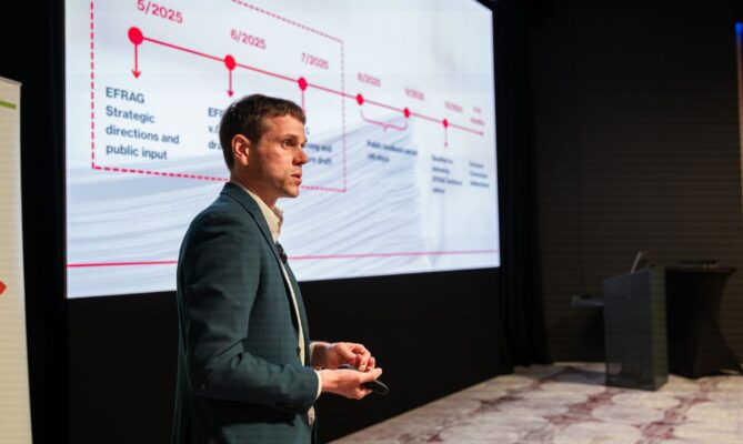 Filip Gregor, šéf sekce Odpovědné firmy ve společnosti Frank Bold, přednášel o omnibusu na akci Business Leaders Forum. Foto: poskytnuto Frank Bold Advisory