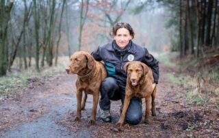 Klára Hlubocká dříve vyhledávala lidi, nyní se svými retrívry pomáhá hledat otrávené ptáky a další zvířata. Foto: Tereza Valchářová