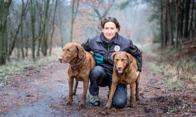 Klára Hlubocká dříve vyhledávala lidi, nyní se svými retrívry pomáhá hledat otrávené ptáky a další zvířata. Foto: Tereza Valchářová