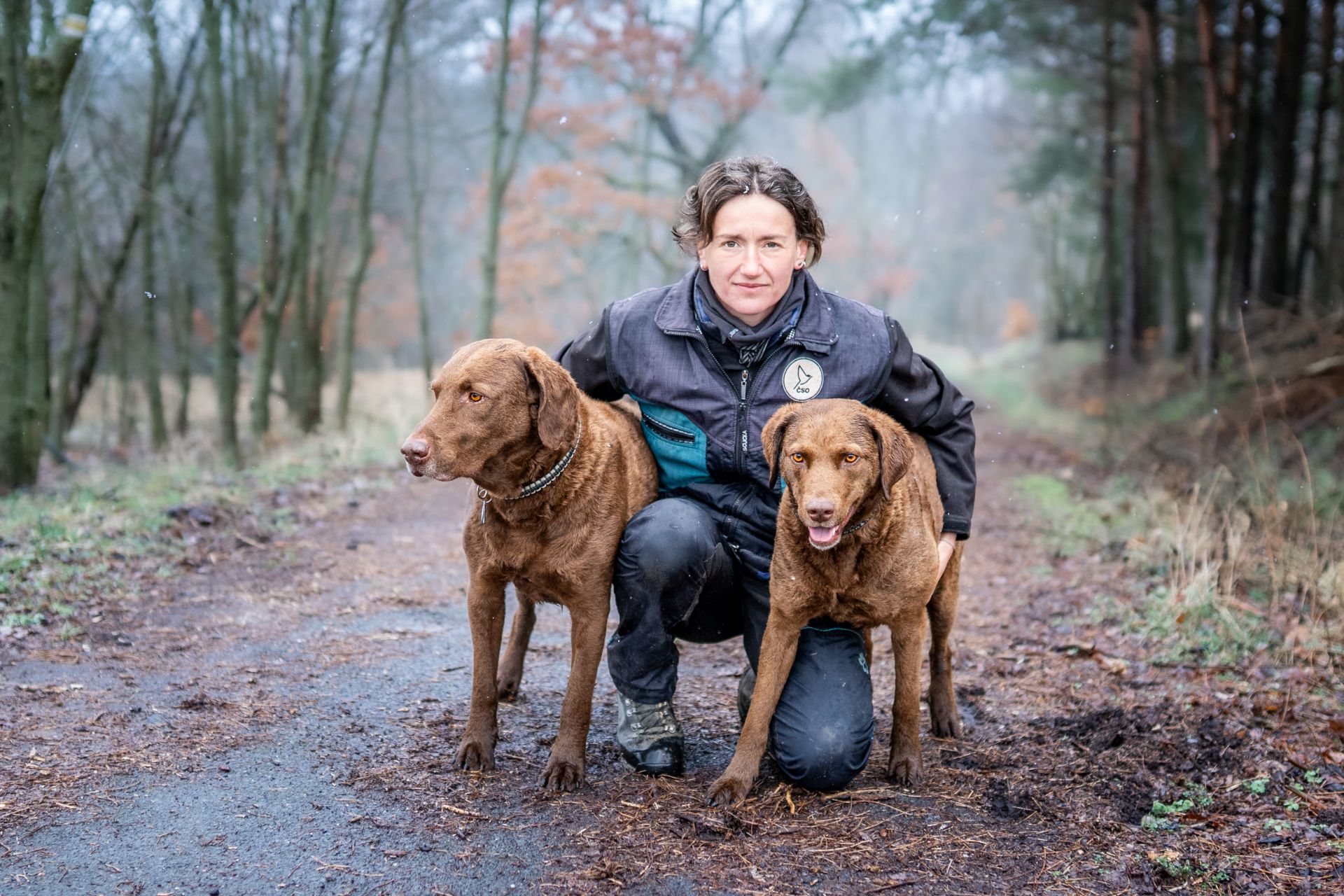 Klára Hlubocká dříve vyhledávala lidi, nyní se svými retrívry pomáhá hledat otrávené ptáky a další zvířata. Foto: Tereza Valchářová