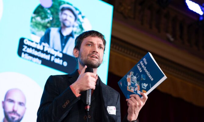 Ondráš Přibyla z platformy Fakta o klimatu představil na konferenci Vyspělé Česko Atlas dekarbonizace. Foto: Změna k lepšímu