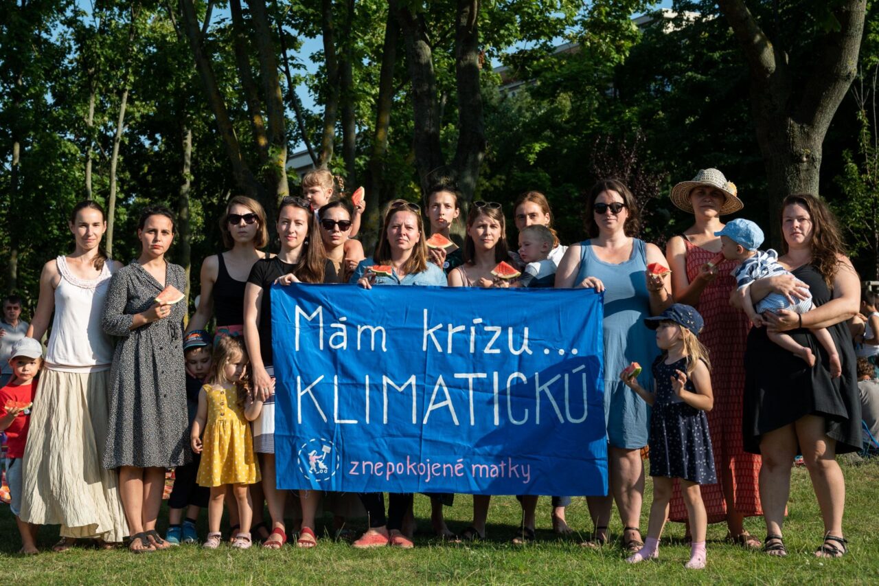 Iniciativa Znepokojené matky pořádá pravidelně různé akce, jako byl tento klimatický piknik před úřadem vlády v roce 2020. Foto Tomáš Halász