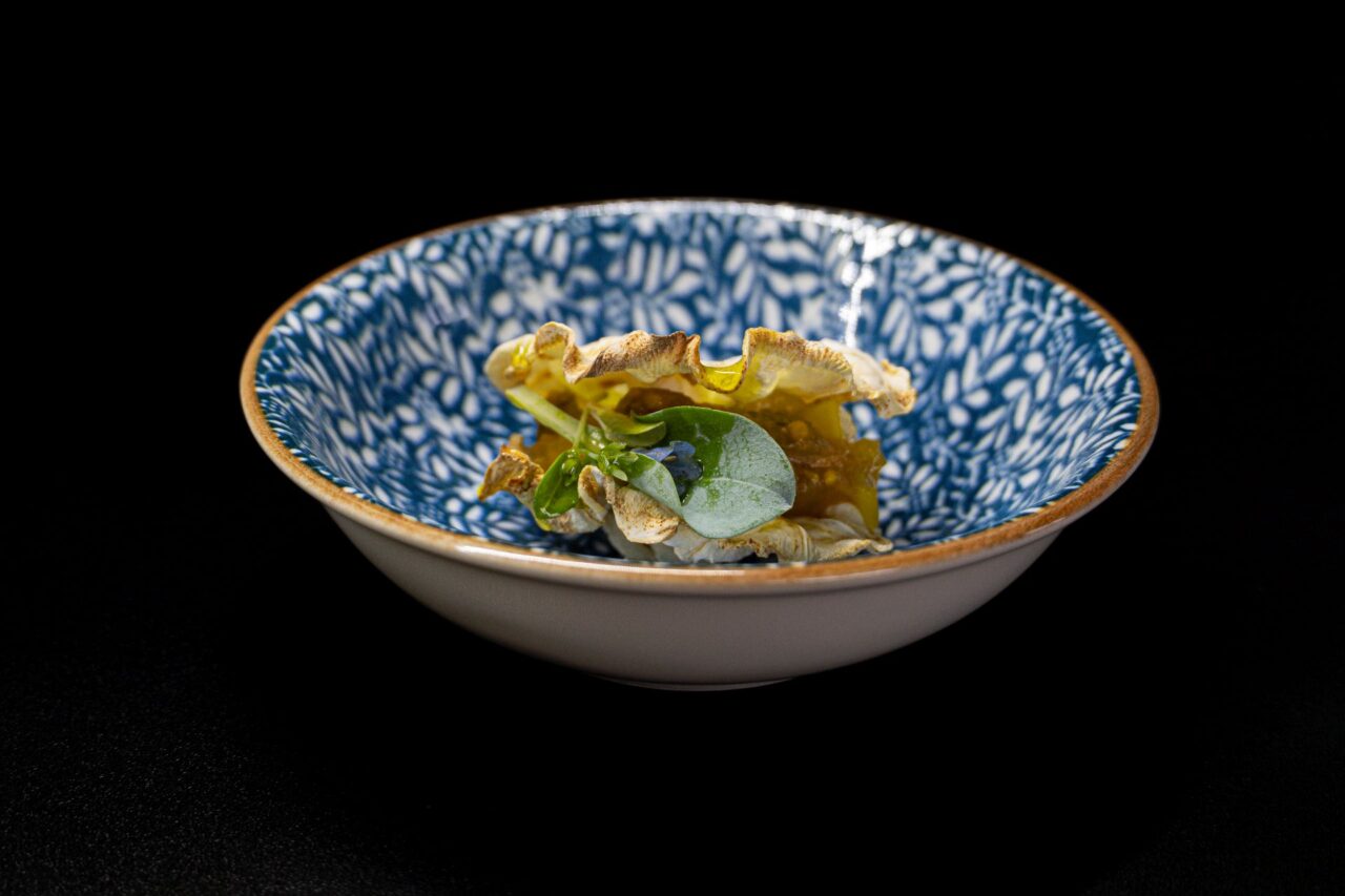 Celerový chips s okurkovým chow-chow. Foto: poskytnuto restaurací Leaf