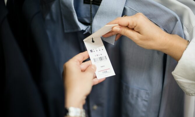 Spousta oblečení se zničí dřív, než si ho někdo koupí. Ilustrační foto: Unsplash