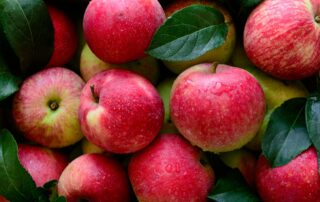 Pesticidy na jablkách nejčastěji ulpívají na slupce. Proto je základem důkladné omytí. Ilustrační foto: Unsplash