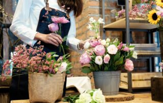 Květinářky často pracují bez ochranných rukavic. Mohou kvůli tomu mít zdravotní potíže. Ilustrační foto: Getty Images