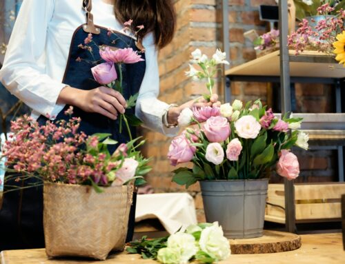 Odvrácená strana voňavého byznysu. Zdravotní potíže květinářek odhalily vážný problém s pesticidy