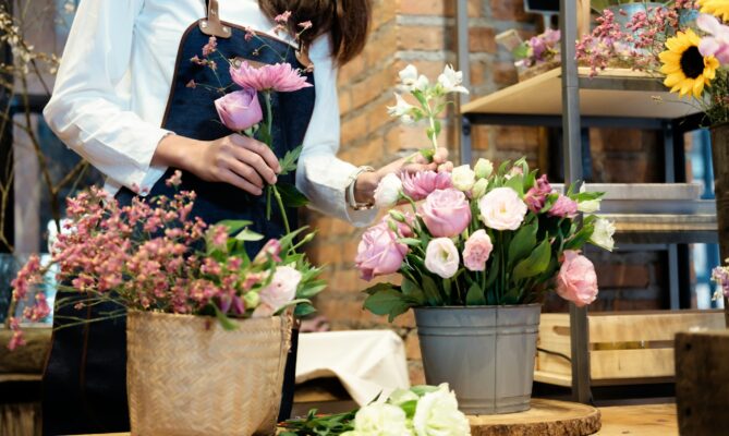 Květinářky často pracují bez ochranných rukavic. Mohou kvůli tomu mít zdravotní potíže. Ilustrační foto: Getty Images