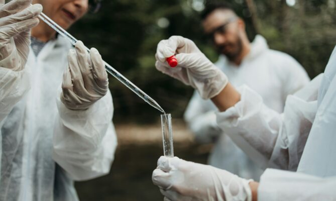 Značištění léky je problémem zejména pro vodní živočichy. Ilustrační foto: Getty Images