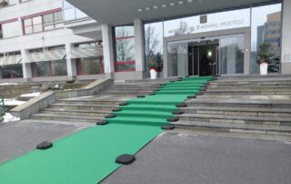 Zelený koberec si nechali rozvinout motoristé Petr Macinka a Filip Turek u příležitosti návštěvy slovenského ministra životního prostředí Tomáše Taraby. Foto: Irena Buřívalová, Ekonews