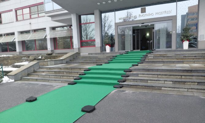 Zelený koberec si nechali rozvinout motoristé Petr Macinka a Filip Turek u příležitosti návštěvy slovenského ministra životního prostředí Tomáše Taraby. Foto: Irena Buřívalová, Ekonews