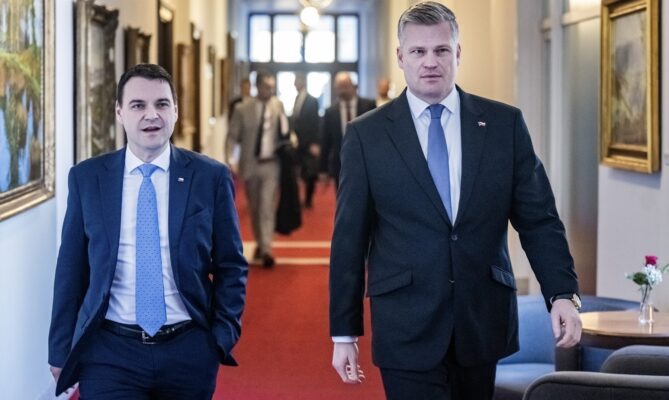 Zleva prozatímní ministr životního prostředí Petr Macinka a vládní zmocněnec pro klimatickou politiku a Green Deal Filip Turek. Foto: ČTK