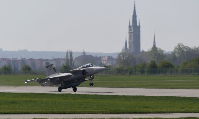 Pět letounů JAS-39 Gripen české armády se 20. dubna přesunulo z Čáslavi na záložní pardubické letiště. Foto: ČTK / Vostárek Josef