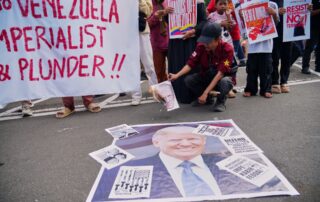 Demonstranti v indonéské Jakartě pálí fotky amerického prezidenta Donalda Trumpa kvůli vpádu vojáků USA do Venezuely. Foto: ČTK / AP / Tatan Syuflana