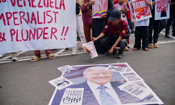 Demonstranti v indonéské Jakartě pálí fotky amerického prezidenta Donalda Trumpa kvůli vpádu vojáků USA do Venezuely. Foto: ČTK / AP / Tatan Syuflana