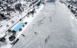 Zamrzlé Labe nad Masarykovým zdymadlem a bazény Termálního koupaliště Brná v Ústí nad Labem. Foto: ČTK / Hájek Ondřej