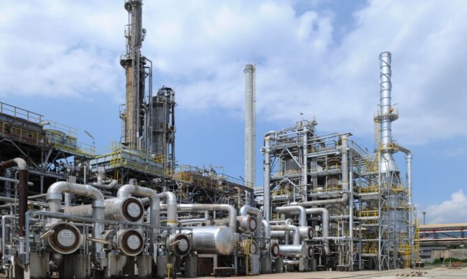 Rafinérie společnosti Orlen Unipetrol v Kralupech nad Vltavou zpracovává ropu dopravovanou ropovody IKL a TAL. Foto: poskytnuto společností Orlen Unipetrol