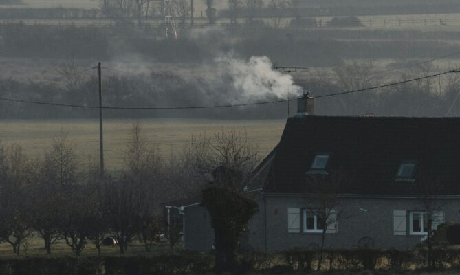 Domácnosti, které topí uhlím, budou mít vytápění čím dál tím dražší. Ilustrační foto: Romain Dancre, Unsplash