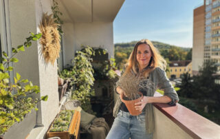 „„Nebyl to žádný podnikatelský záměr. I poradenství se rozjelo až na základě dotazů lidí, kteří se začali ptát, jestli bych jim nemohla poradit s jejich vlastním balkonem,“ říká Lenka Železná alias Balkonistka. Foto: poskytnuto Lenkou Železnou