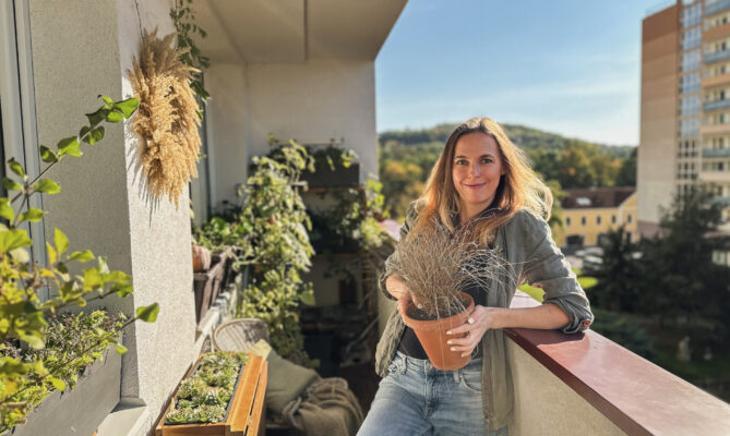 „„Nebyl to žádný podnikatelský záměr. I poradenství se rozjelo až na základě dotazů lidí, kteří se začali ptát, jestli bych jim nemohla poradit s jejich vlastním balkonem,“ říká Lenka Železná alias Balkonistka. Foto: poskytnuto Lenkou Železnou