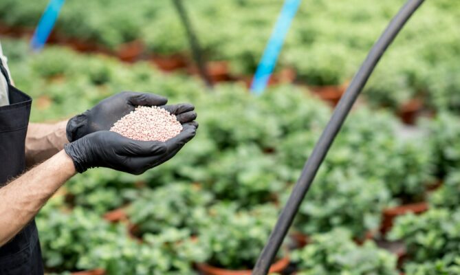 Zemědělci se obávají, že zavedení uhlíkových cel zvyšuje náklady na hnojiva, takže lobbují za výjimku. Ilustrační foto: Getty Images