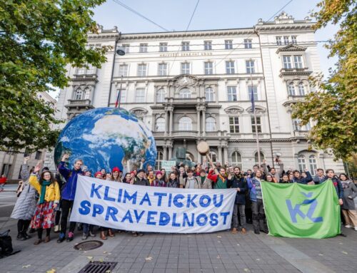 Jděte domů, bude tu hluk, doporučilo úředníkům vedení resortu životního prostředí před demonstrací