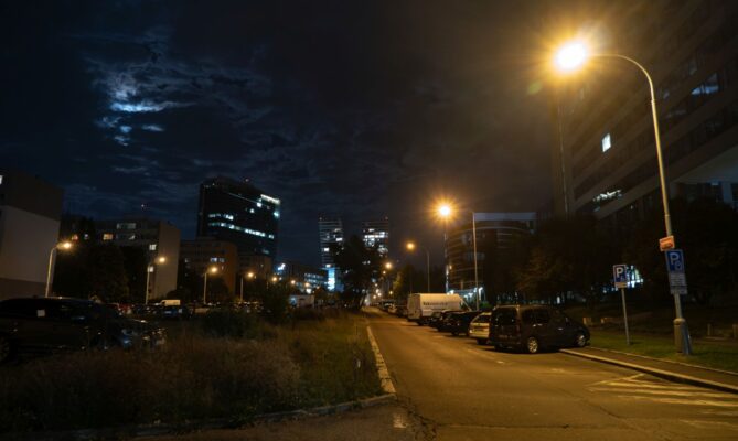 O veřejné osvětlení v Praze se od začátku roku rozpoutal boj mezi odpůrci bílého světla a magistrátem. Ilustrační foto: ČTK / Mundl Richard