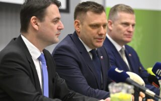 „Na Slovensku jsme snížili kmenový stav úředníků o třetinu a nemělo to vliv na nic,“ tvrdil při návštěvě na ministerstvu životního prostředí slovenský ministr Tomáš Taraba (uprostřed). Vlevo ministr Petr Macinka a vpravo vládní zmocněnec pro politiku klimatu a Green Deal Filip Turek. Foto: ČTK