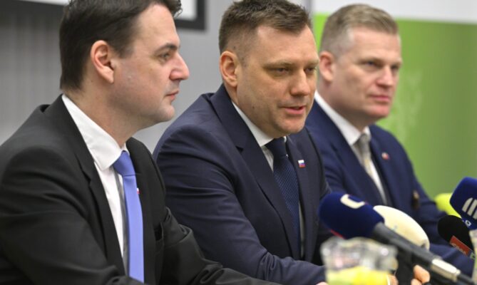 „Na Slovensku jsme snížili kmenový stav úředníků o třetinu a nemělo to vliv na nic,“ tvrdil při návštěvě na ministerstvu životního prostředí slovenský ministr Tomáš Taraba (uprostřed). Vlevo ministr Petr Macinka a vpravo vládní zmocněnec pro politiku klimatu a Green Deal Filip Turek. Foto: ČTK