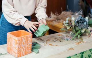 Floristická hmota pomáhá při tvarování kytic, ale obsahuje mikroplasty a škodí životnímu prostředí. Foto: Yunus Tug, Unsplash