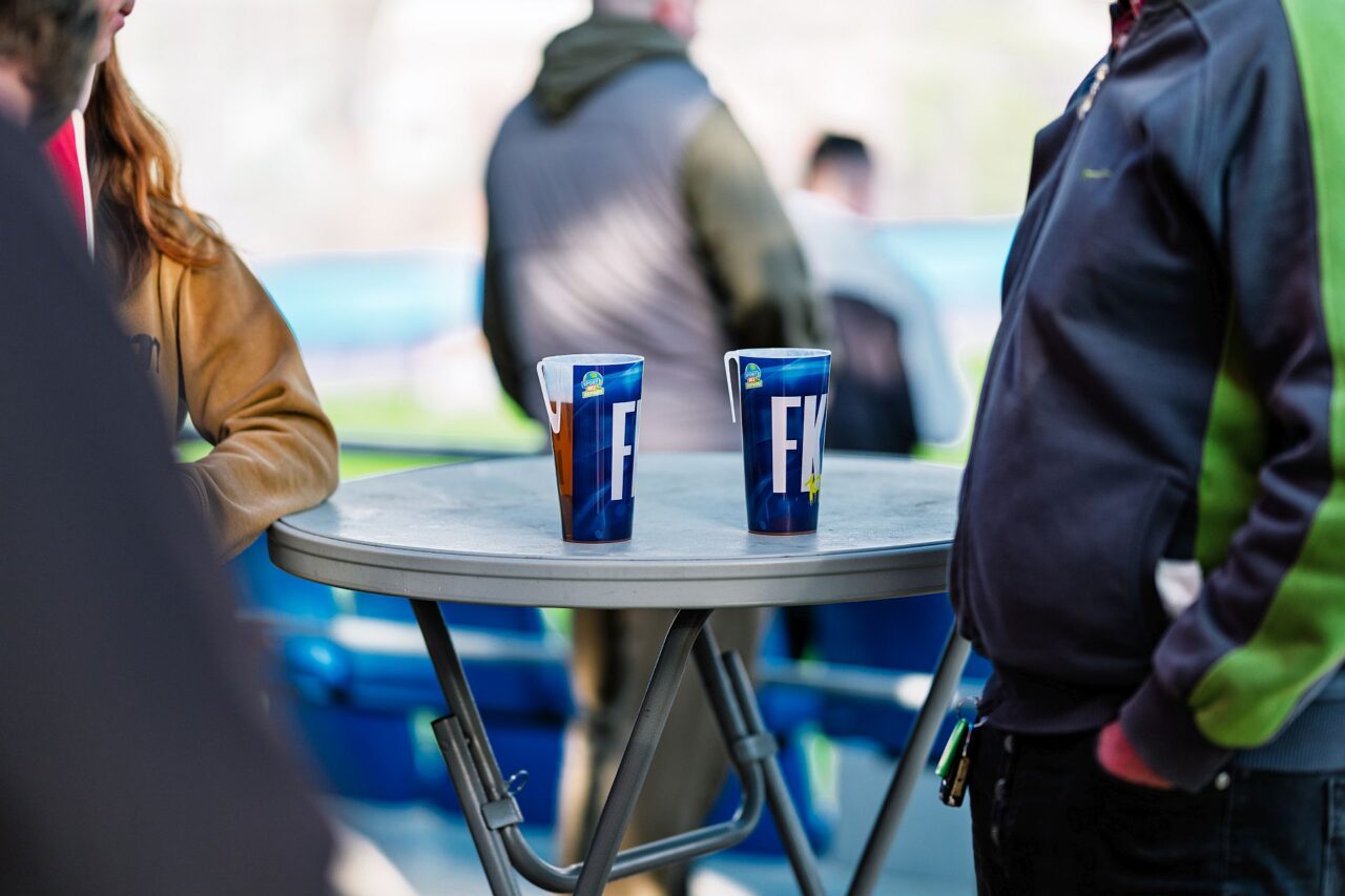 Prvoligový klub FK Mladá Boleslav z loňské výzvy pořídil zhruba 10 tisíc vratných kelímků. Foto: poskytnuto Nadací Tipsport