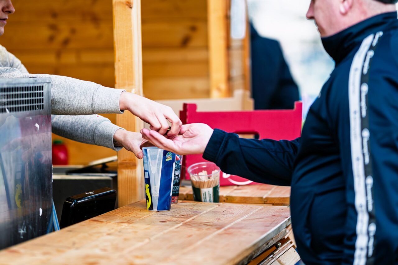 Za vratný kelímek fanoušci zaplatí zálohu 50 korun. Foto: poskytnuto Nadací Tipsport