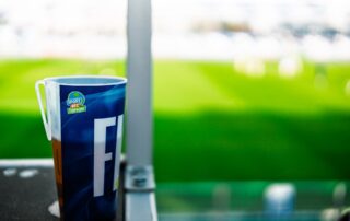 Kluby mohou získat podporu až 150 tisíc korun na pořízení vratných kelímků a základní zavedení systému. Foto: poskytnuto Nadací Tipsport