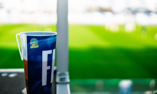 Kluby mohou získat podporu až 150 tisíc korun na pořízení vratných kelímků a základní zavedení systému. Foto: poskytnuto Nadací Tipsport