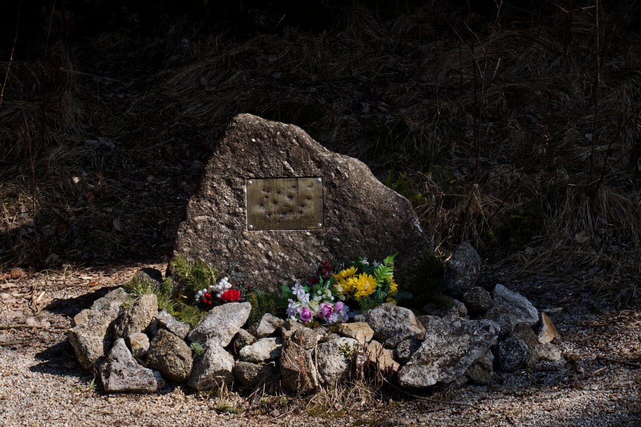 Pomník Bohumila Hasila, bratra převaděče zvaného král Šumavy. Foto: Tereza Koudelová, Ekonews