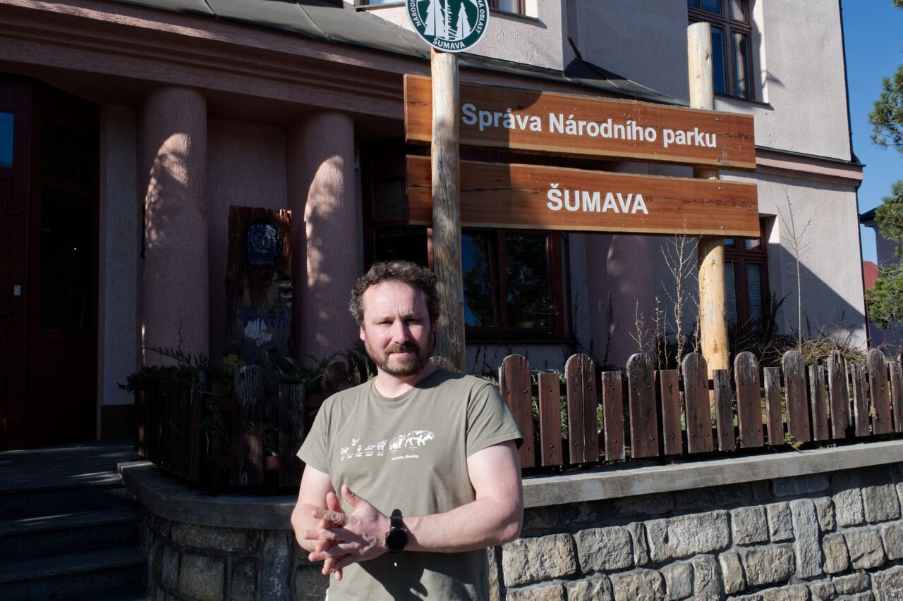 Tiskový mluvčí Národního parku Šumava Jan Dvořák již za rezervaci hovoří téměř dvanáct let. Před tím se Šumavě věnoval jako krajský redaktor Českého rozhlasu a České televize. Foto: Tereza Koudelová, Ekonews