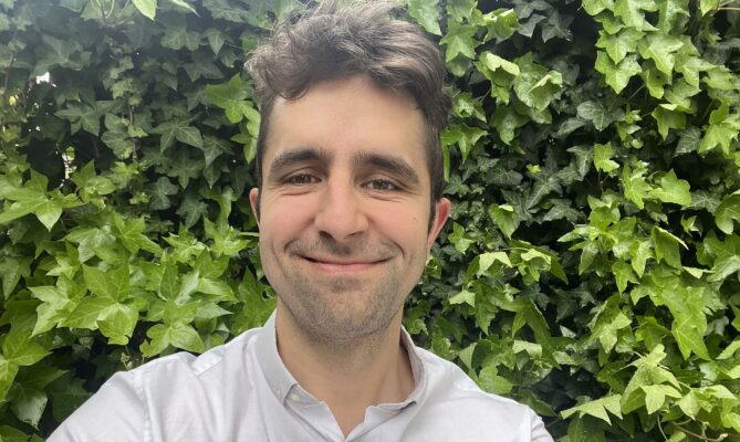 David Němeček Slonim se ve společnosti Frank Bold zaměřuje na udržitelné finance. Foto: poskytnuto Davidem Němečkem Slonimem