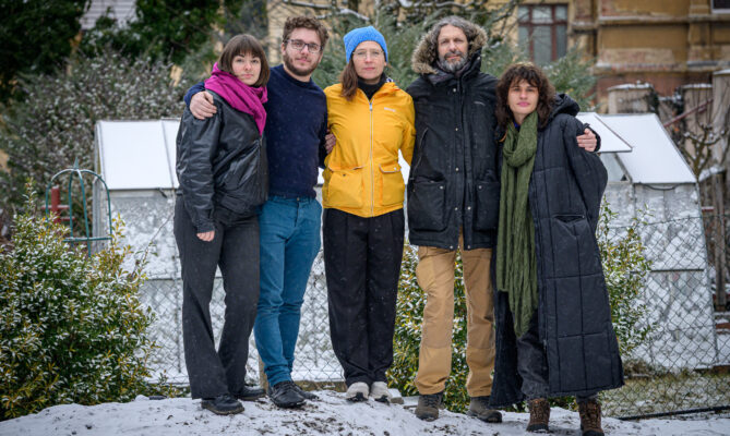 Členové energetického společenství SK Žárovka (zleva) Veronika Klímová Dvorská, Jakub Šmíd, Anna Škopková, Jiří Mašín a Kateřina Holá. Foto:Petr Zewlakk Vrabec, poskytnuto SK Žárovka