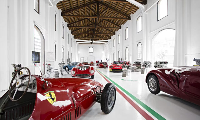 Muzeum automobilky Ferrari v Modeně se také započítává do její uhlíkové stopy. Foto: poskytnuto automobilkou Ferarri