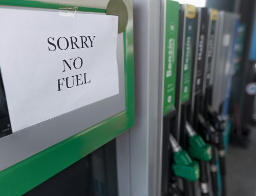 Komentář: Vláda udržuje Česko závislé na ropném fetu. Peníze na řešení má, lidem je ale nedá