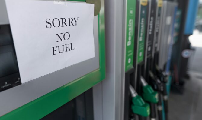 Závislost na zahraničním fosilním průmyslu představuje pro řidiče aut se spalovacími motory potenciální problém. Ilustrační foto: Getty Images