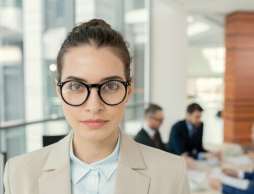 Propast mezi odměnami žen a mužů se loni opět zvětšila. Společnost trestá ženy za rodičovství